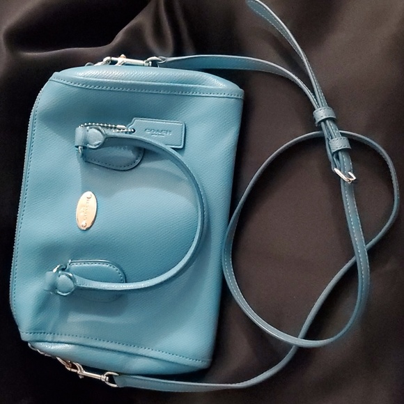 Coach bag styled with Crossbody also 2 in 1 bag lol - Picture 4 of 10